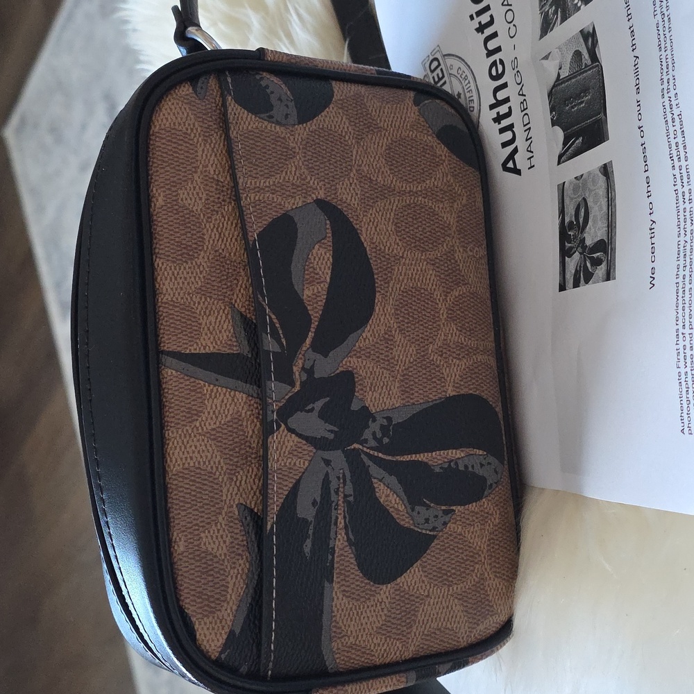 Adorable NWT Coach Mini Jamie Signature Bow Camera Bag 🖤🎀🎁❤️ - Picture 6 of 16